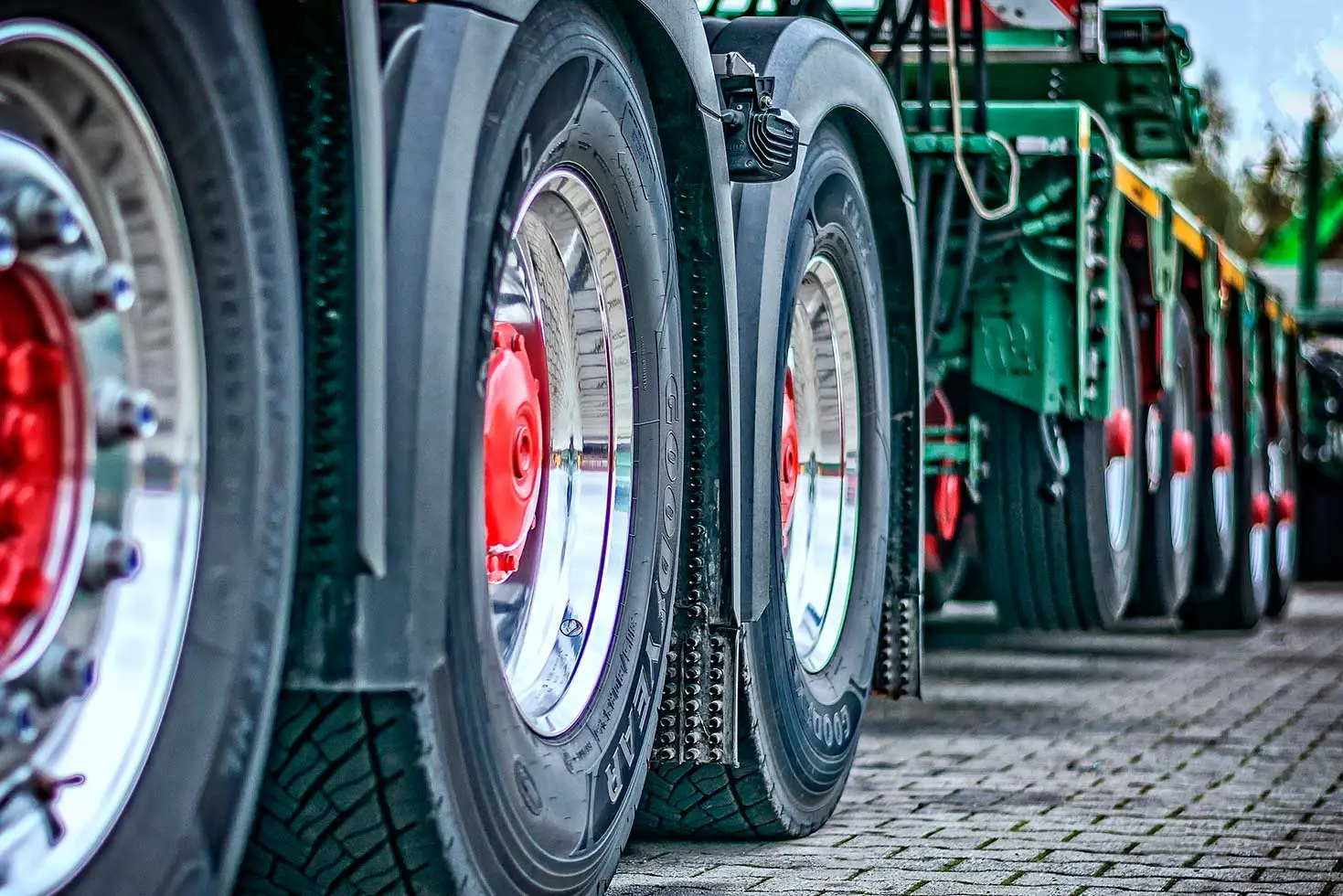 Proceso profesional de reencauche de llantas para camiones y buses en Reensuper